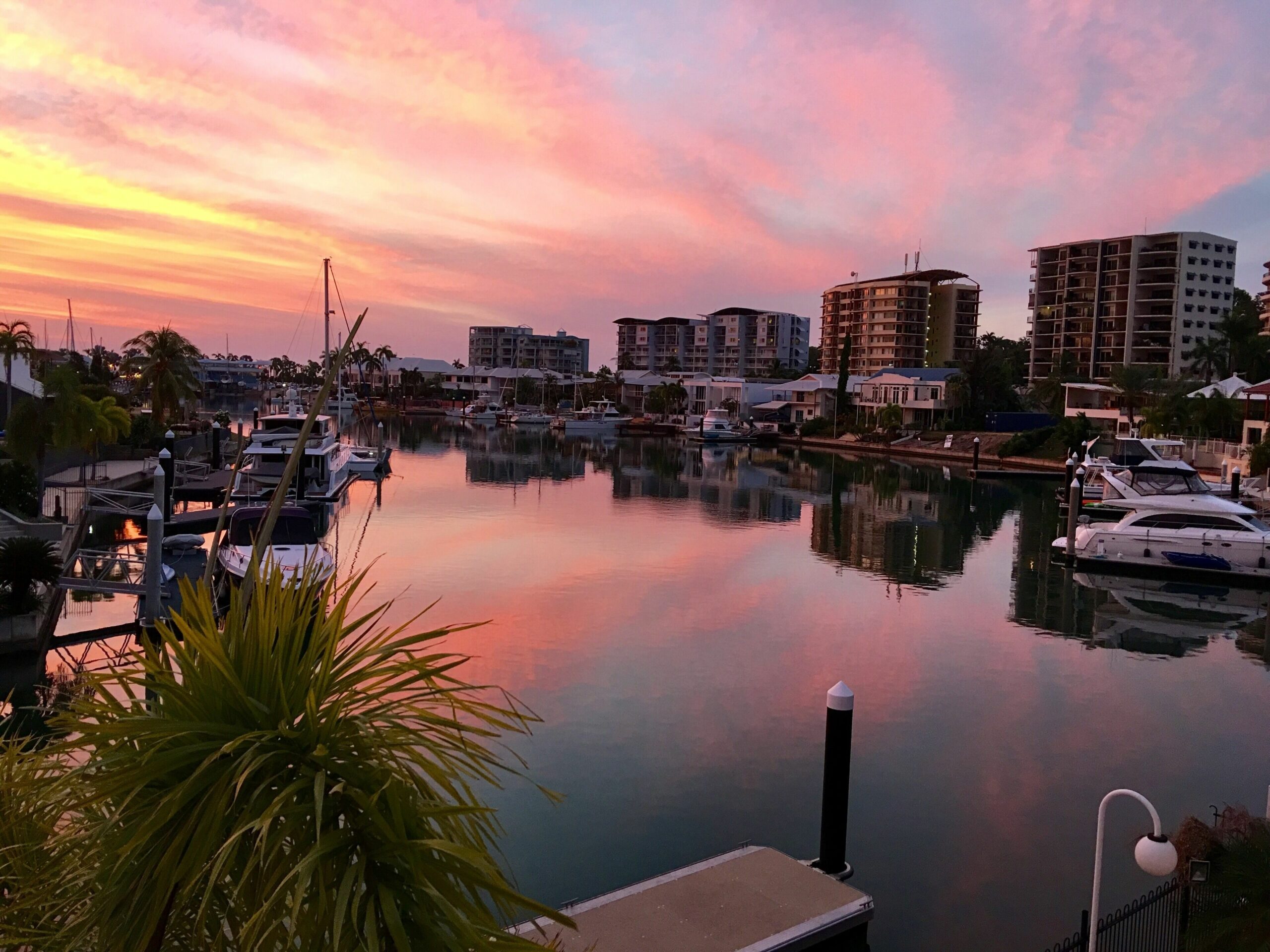 LARRAKEYAH PALMS — Darwin luxury on Cullen Bay Marina with Pool