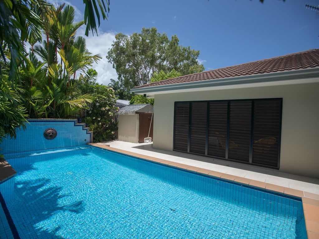 Six Beachside Port Douglas With Heated Swimming Pool & Footsteps From the Beach