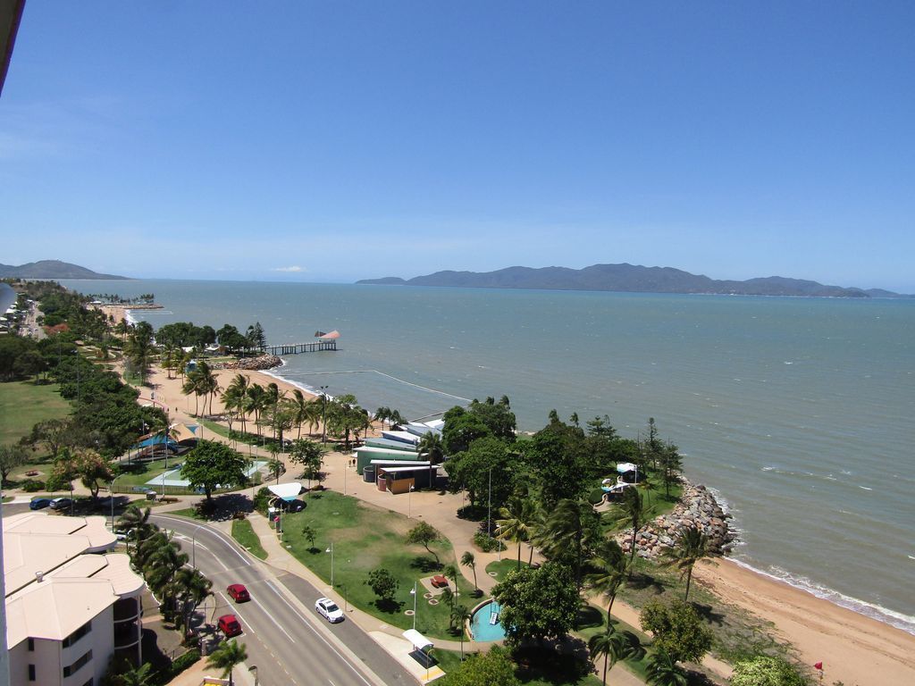 For Work or Play Amazing Ocean Views Fast Wifi Foxtel Pool A/C Strand Front
