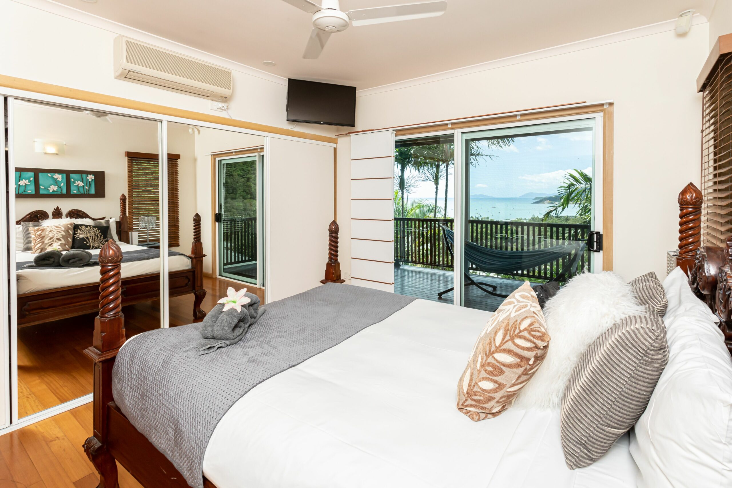 Panoramic views, central Airlie beach, short Stroll to the beaches & village