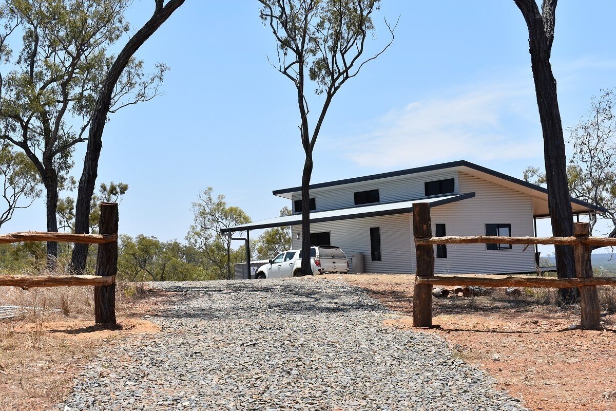 Ironbark House Dimbulah: Boutique Two Bedroom House looking over the Outback