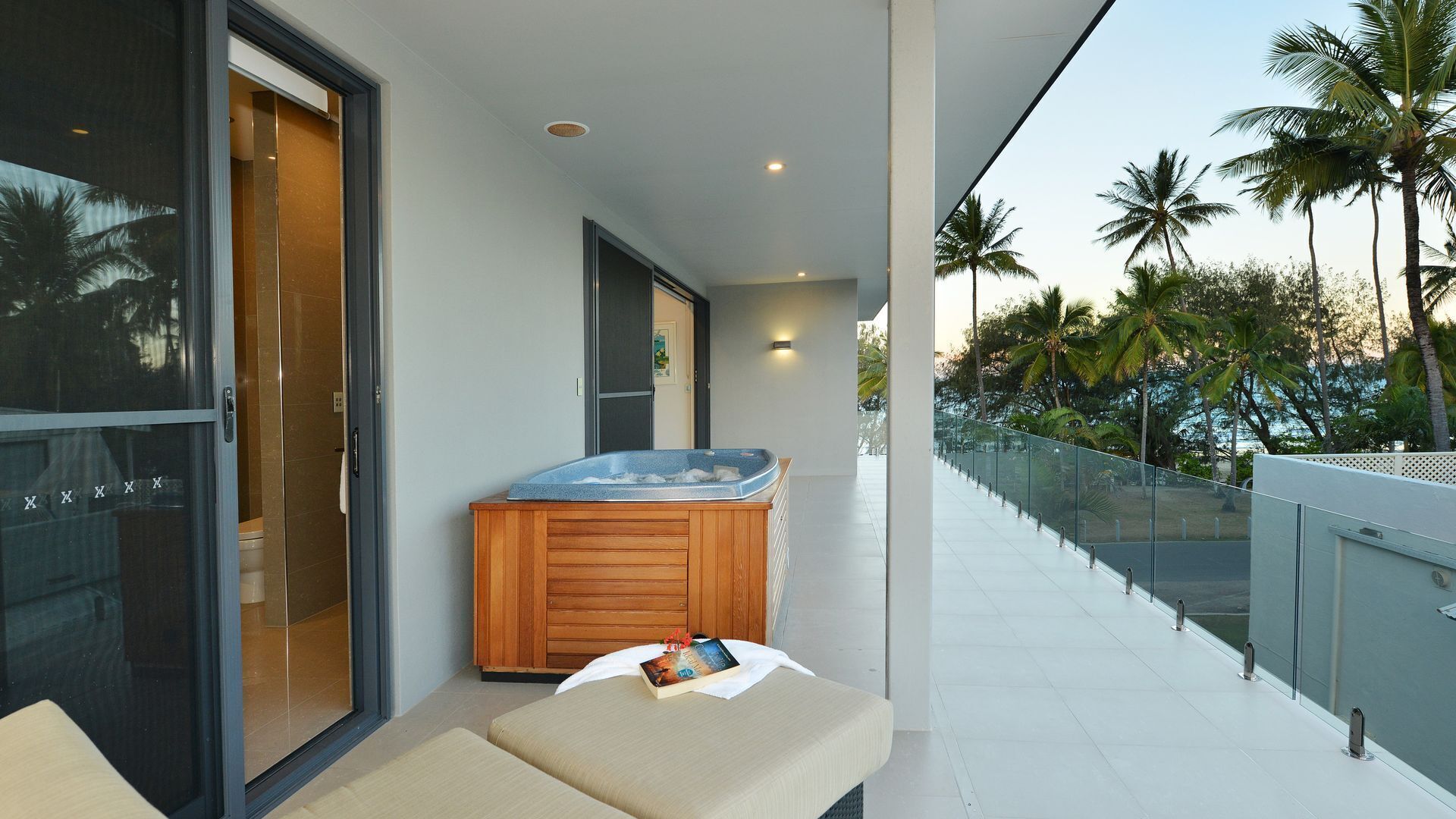 Absolute Beachfront - Esplanade Villa Port Douglas