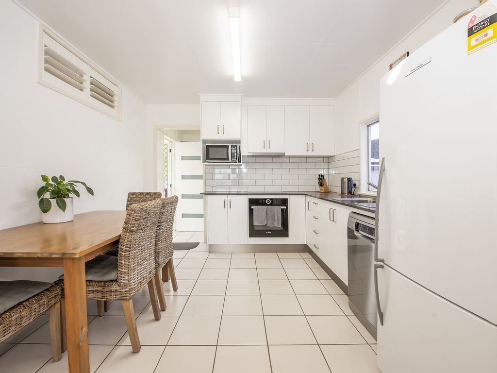 "the Retreat" - Upstairs - Grasstree Beachfront Shacks