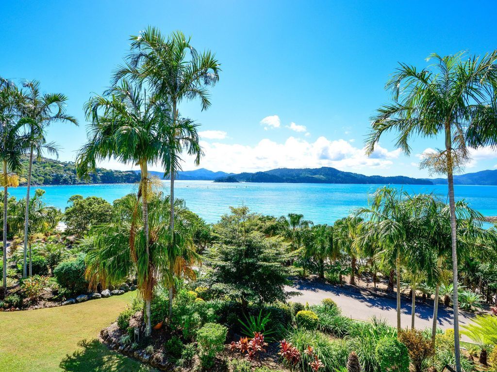 Lagoon 003 on the Beach Hamilton Island by Hamorent