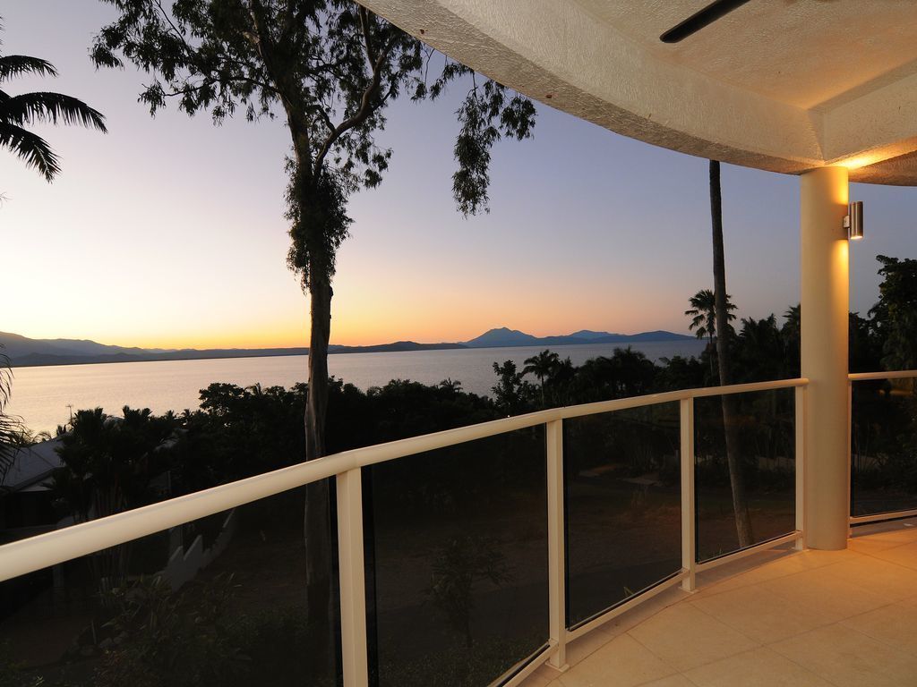 Island Point Villa 4 - Close to Town With Magnificent Ocean Views