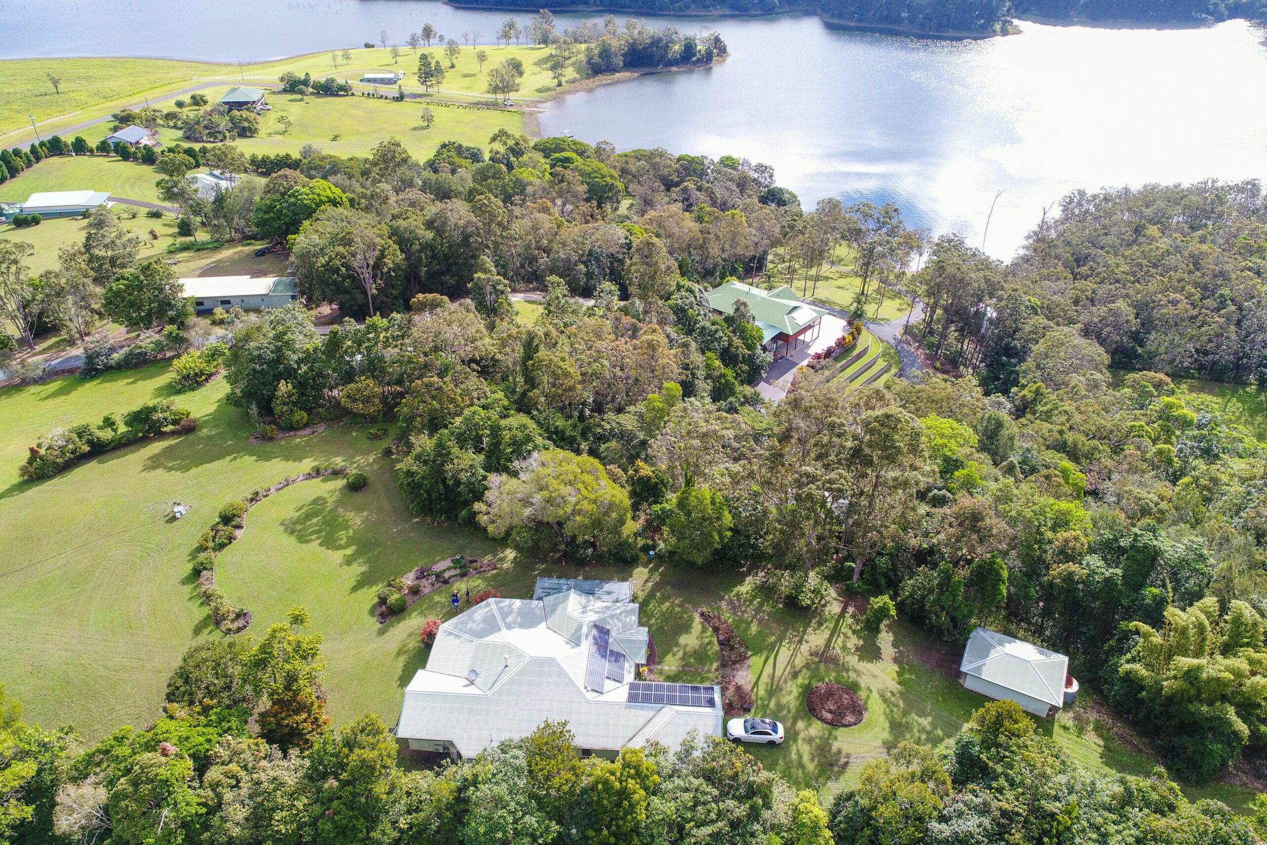 Overlooking Lake Tinaroo, perfect for family's,  water sking,  a break away.