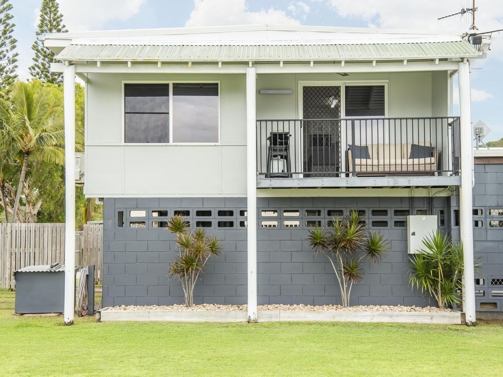 "the Retreat" - Upstairs - Grasstree Beachfront Shacks