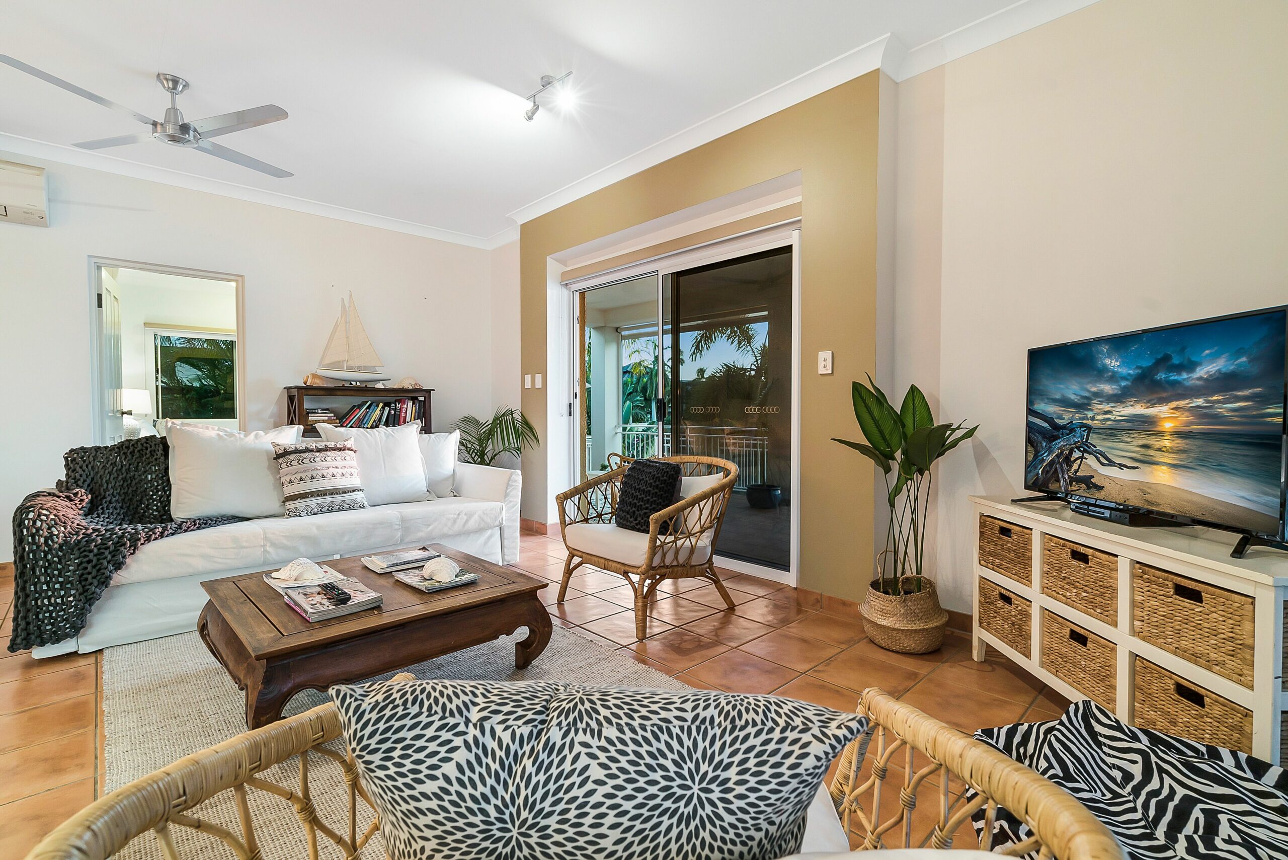 LARRAKEYAH PALMS — Darwin luxury on Cullen Bay Marina with Pool