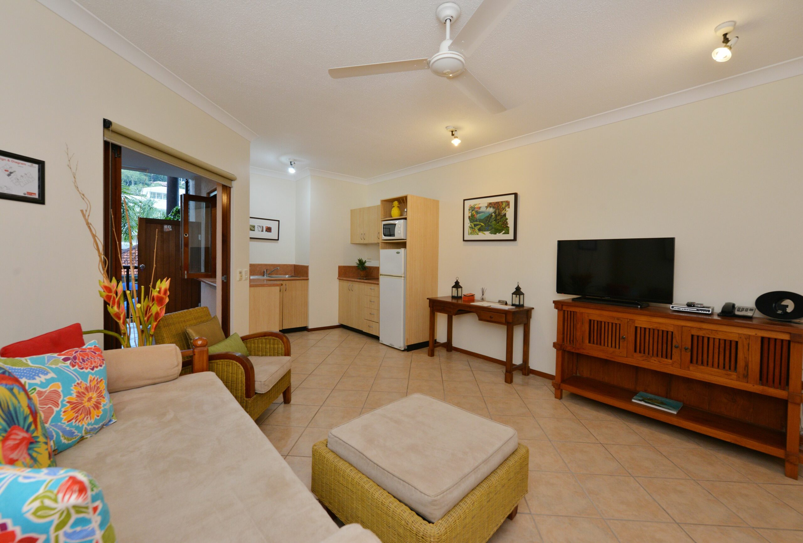 Poolside @ Hibiscus - Spacious 1 Bedroom Apartment, two Minutes Walk Into Town