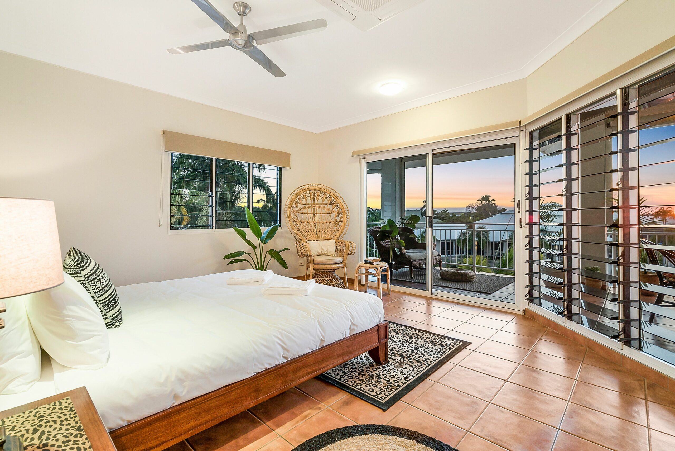 LARRAKEYAH PALMS — Darwin luxury on Cullen Bay Marina with Pool