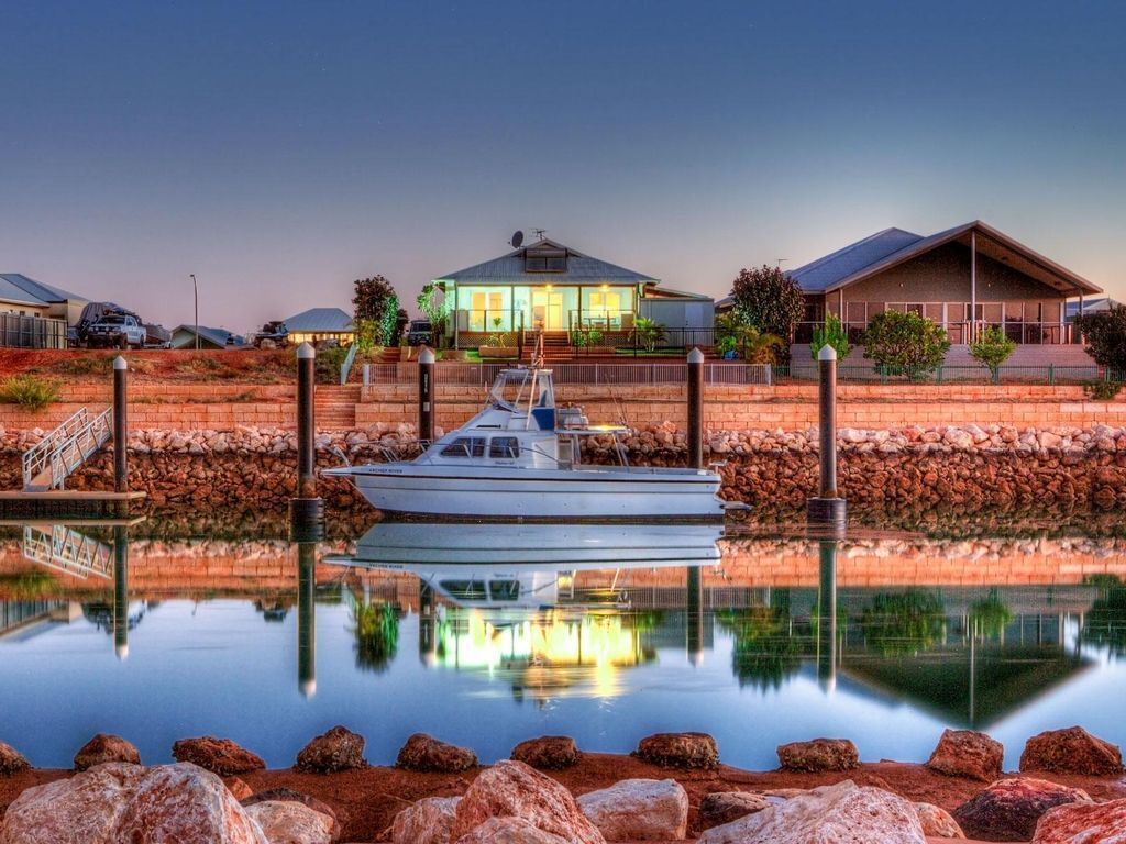 The House With Everything. Swimming Pool, Free Wifi and a Jetty!