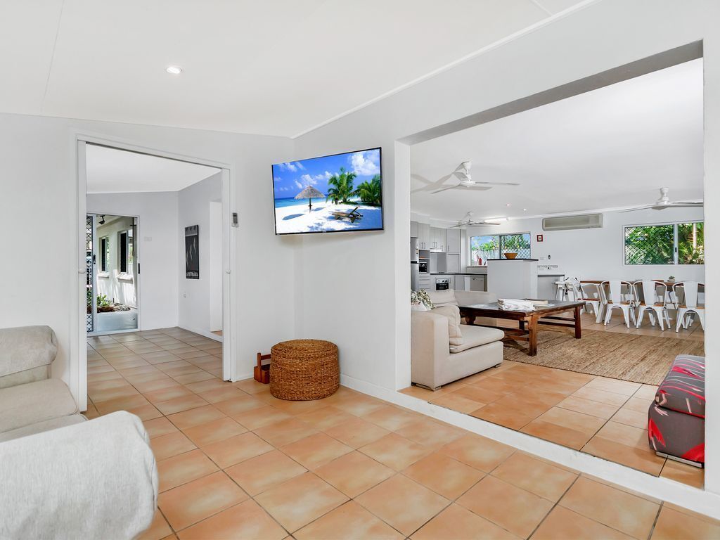 Great Family Beach House Only one Block From the Beautiful Clifton Beach