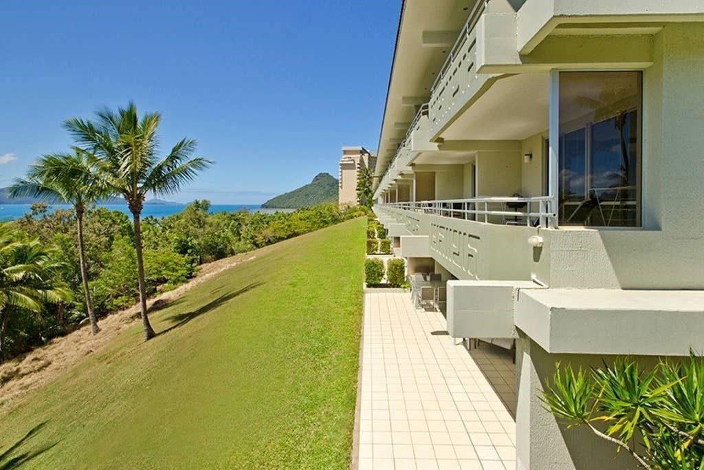 Poinciana Lodge 208 - Seaview Apartment on Hamilton Island