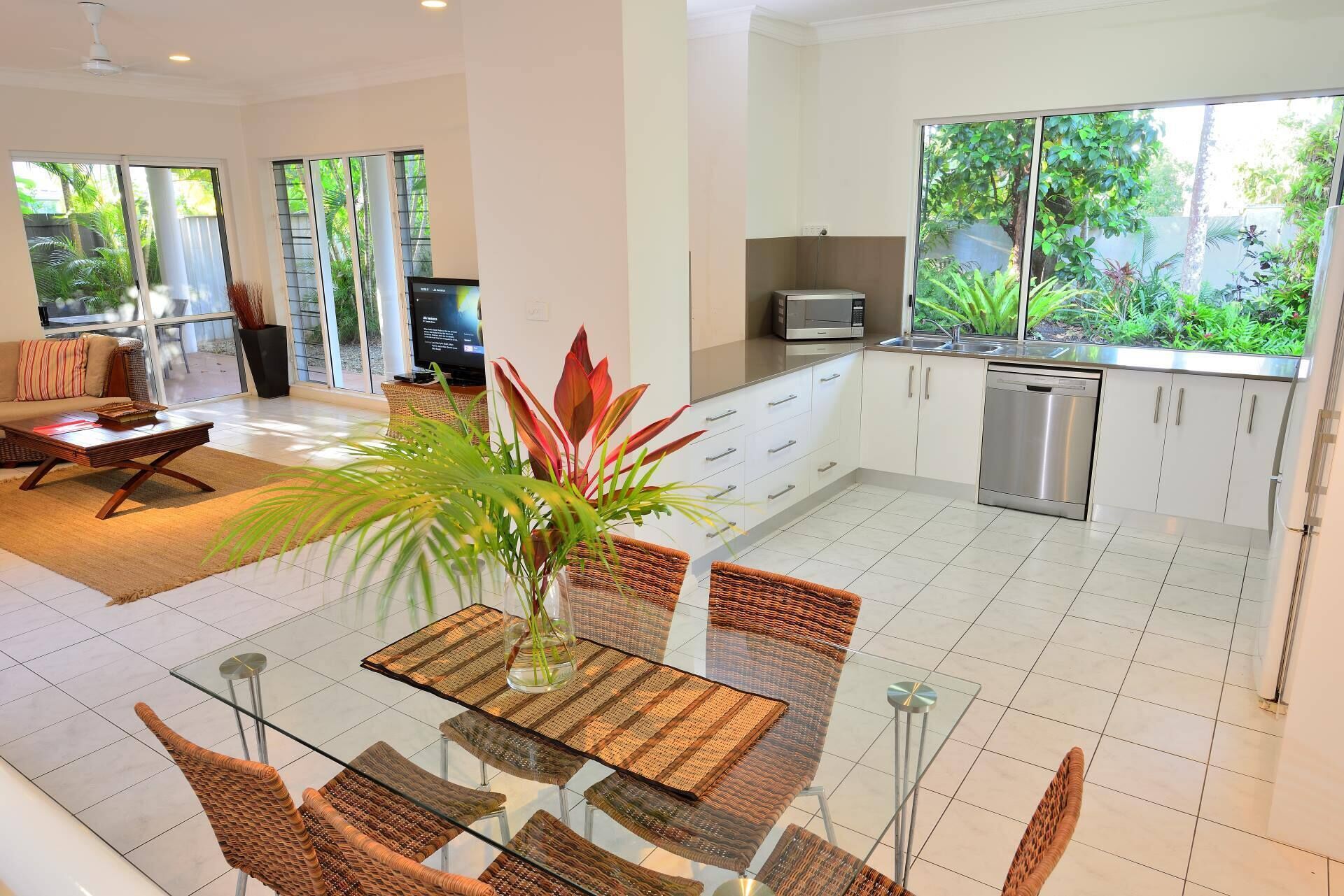 Spacious 4 Bedroom Family Home- a Stones Throw From 4 Mile Beach