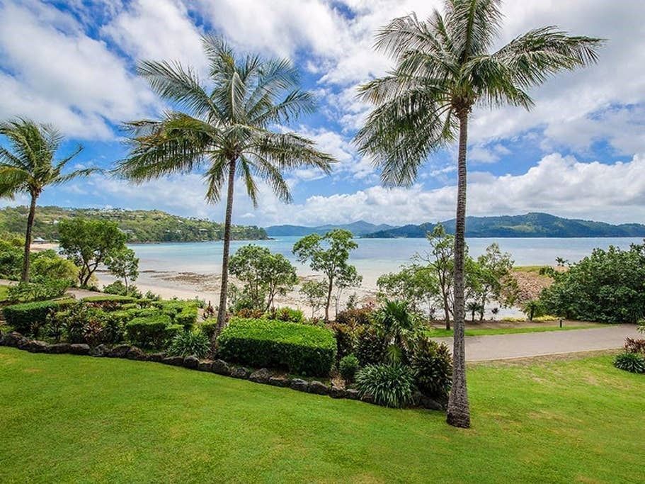 Frangipani 006 - Beachfront Apartment on Hamilton Island