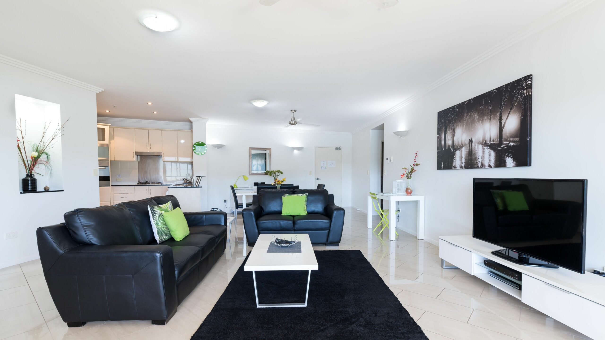3 Bedroom Apartment in Cairns CBD with Stunning Water Views