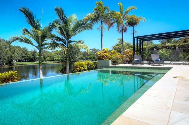 Tranquility by the Lake - Luxury Holiday Home Port Douglas