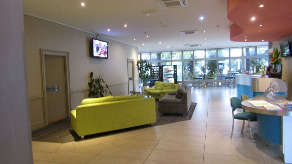 For Work or Play Amazing Ocean Views Fast Wifi Foxtel Pool A/C Strand Front
