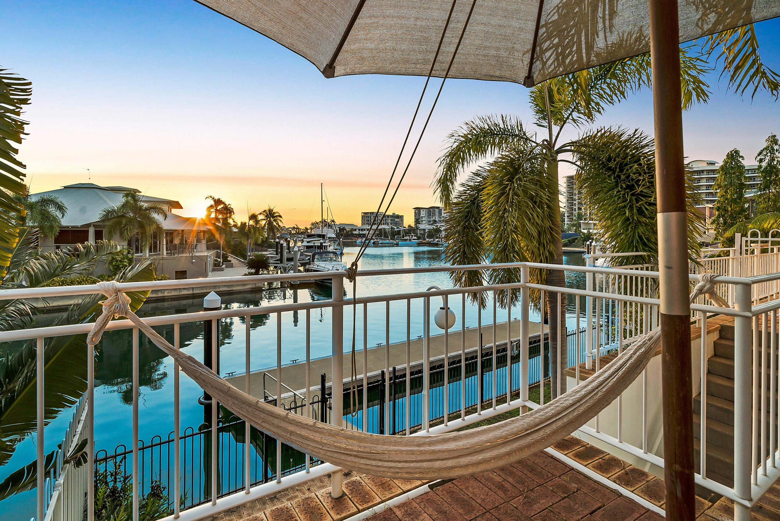 LARRAKEYAH PALMS — Darwin luxury on Cullen Bay Marina with Pool