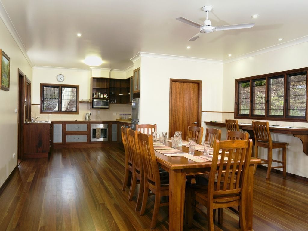 Family Friendly Queenslander With Wrap Around Deck