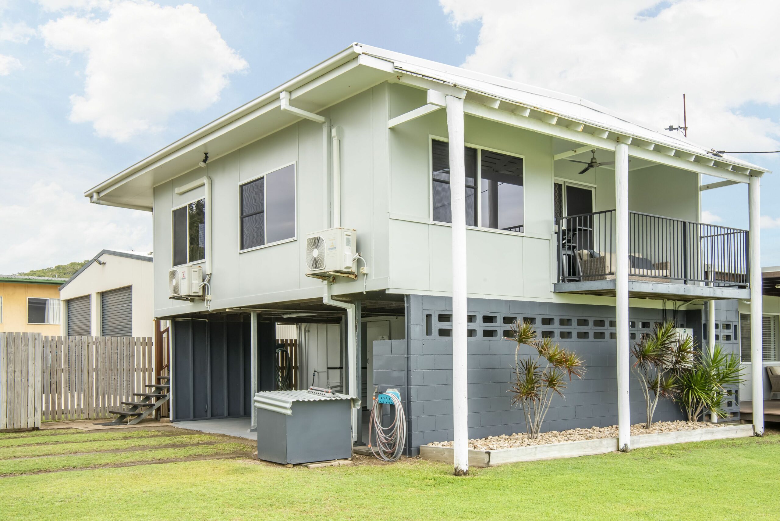 "the Retreat" - Upstairs - Grasstree Beachfront Shacks