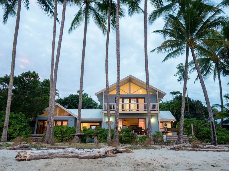 Frangipani Beach House – Absolute Beachfront/ Heated Pool