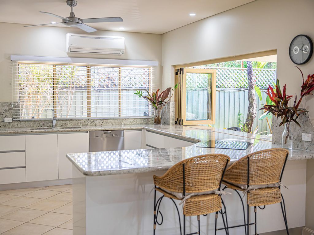 Six Beachside Port Douglas With Heated Swimming Pool & Footsteps From the Beach