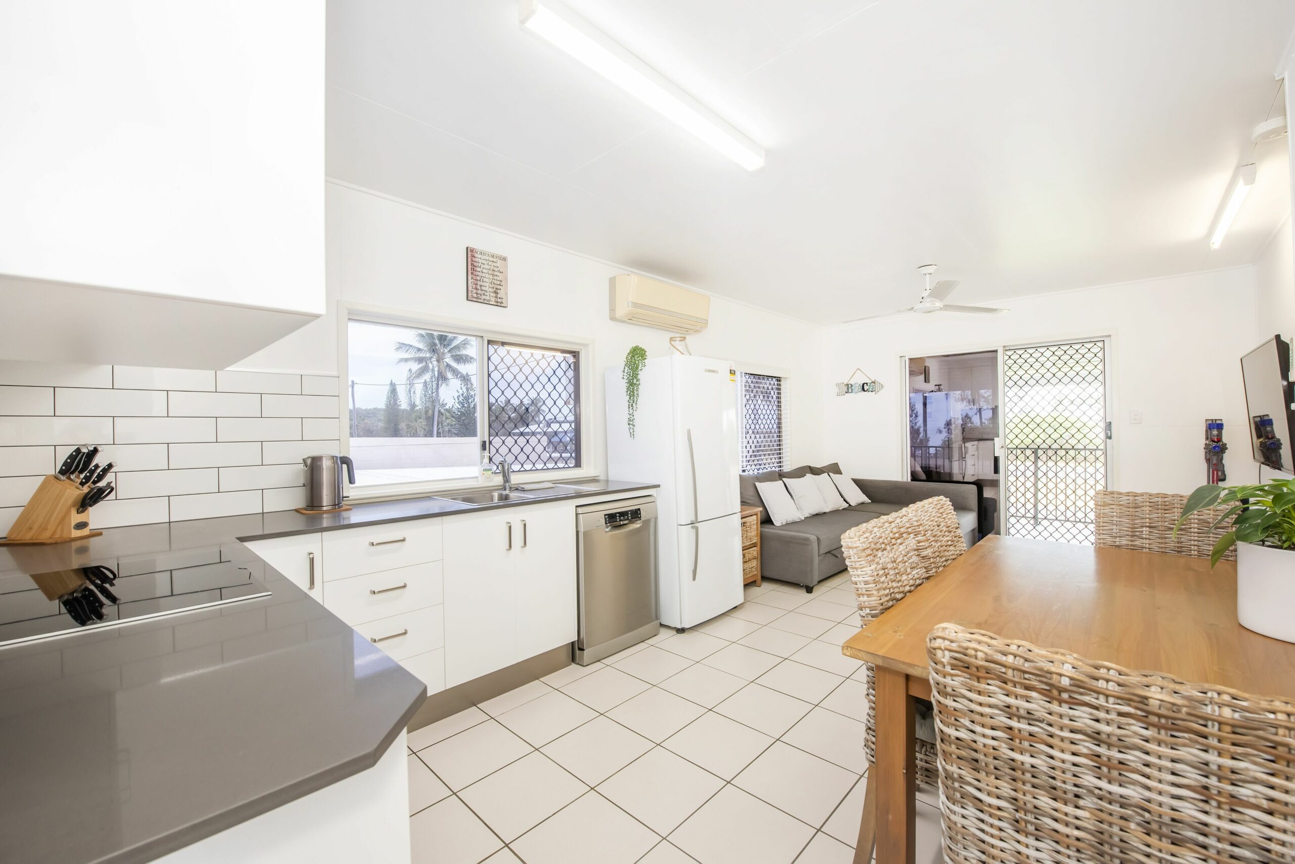 "the Retreat" - Upstairs - Grasstree Beachfront Shacks