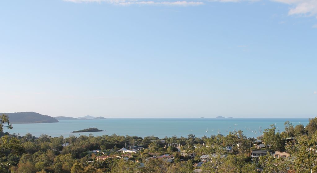 Panoramic Island & Ocean Views. Great for Family’s & Groups. 2 minutes to Beach