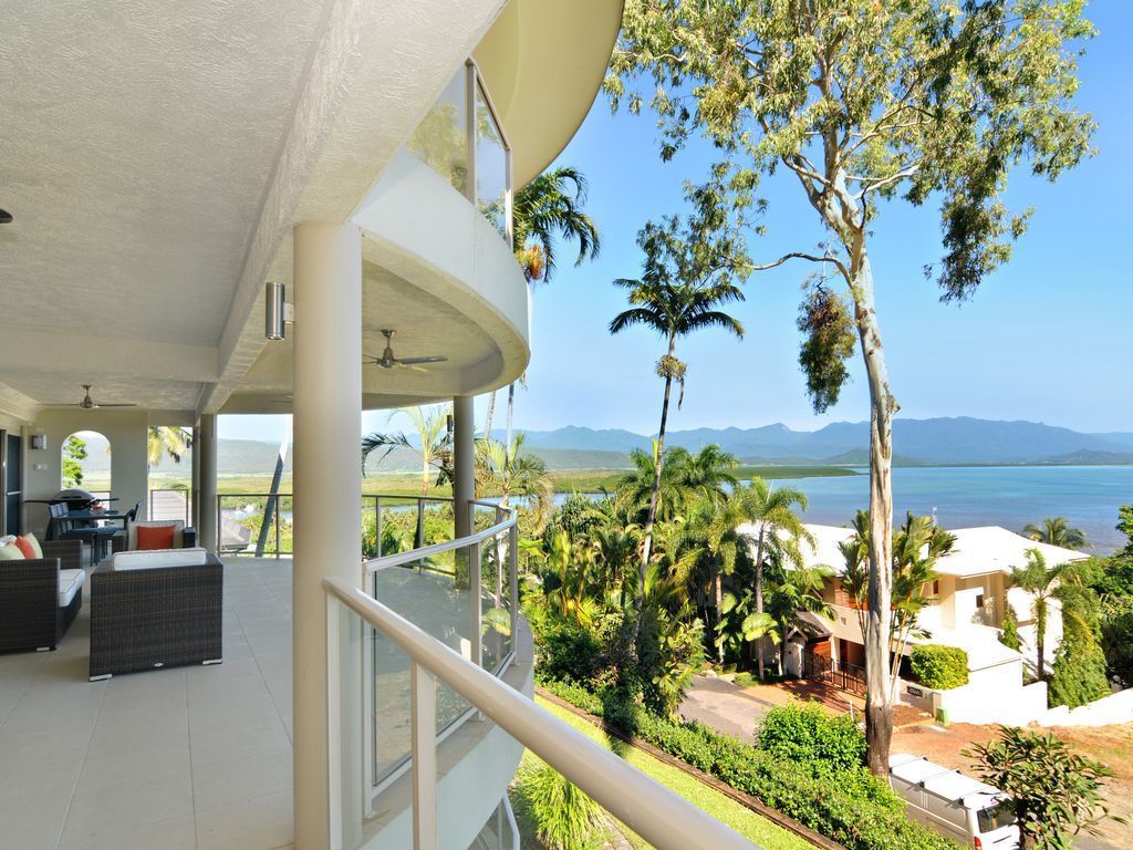 Island Point Villa 4 - Close to Town With Magnificent Ocean Views