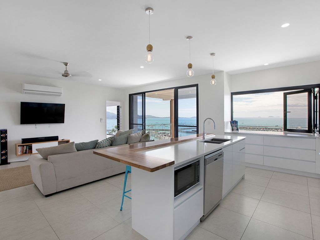 Island Views - the Perfect Holiday Home. Centre of Airlie Beach. More to Offer