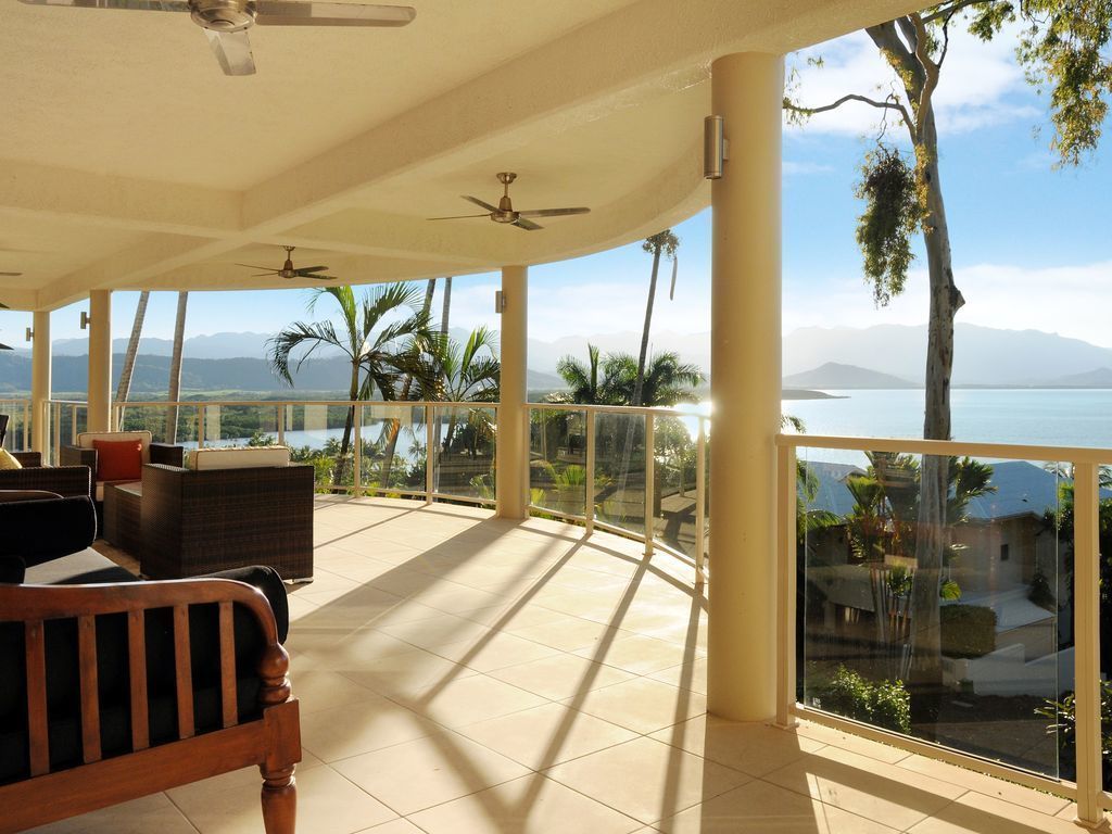 Island Point Villa 4 - Close to Town With Magnificent Ocean Views