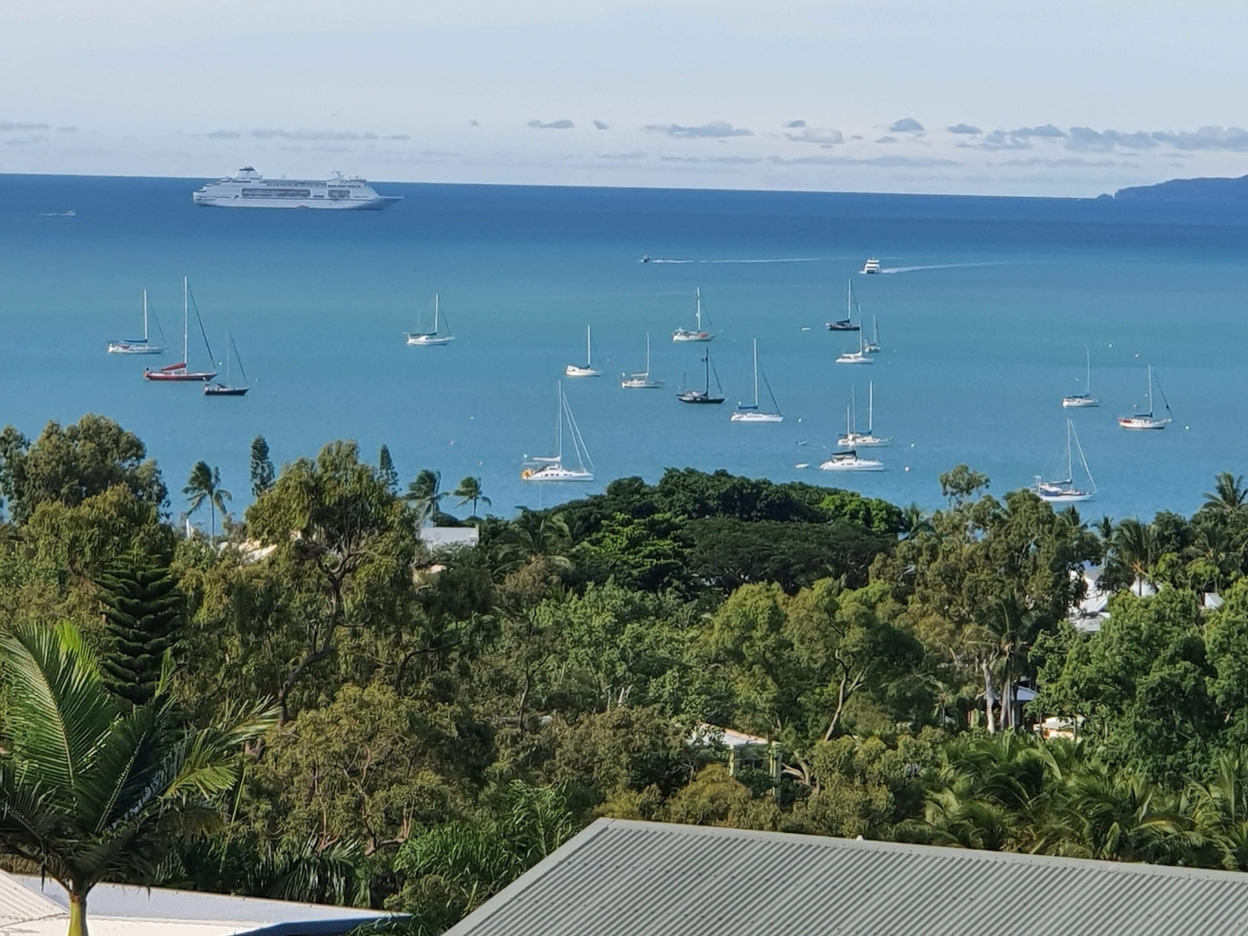 Panoramic views, central Airlie beach, short Stroll to the beaches & village