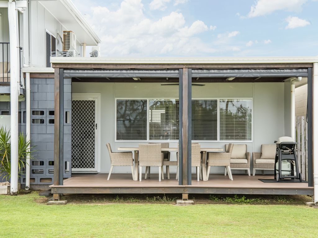 "the Deck" - Downstairs - Grasstree Beachfront Shacks