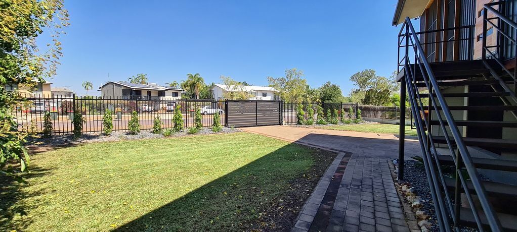 3 BEDROOM HOME & POOL / CHAMPAGNE STAYS DARWIN