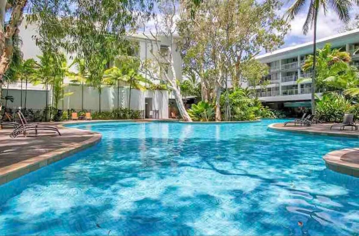 Lxry 2 bed Apt 2 Steps to Pool-1 Mins to the Beach