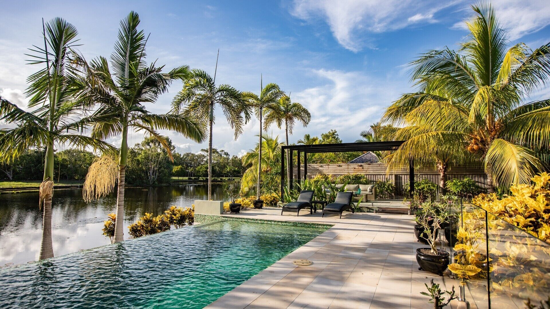 Tranquility by the Lake - Luxury Holiday Home Port Douglas