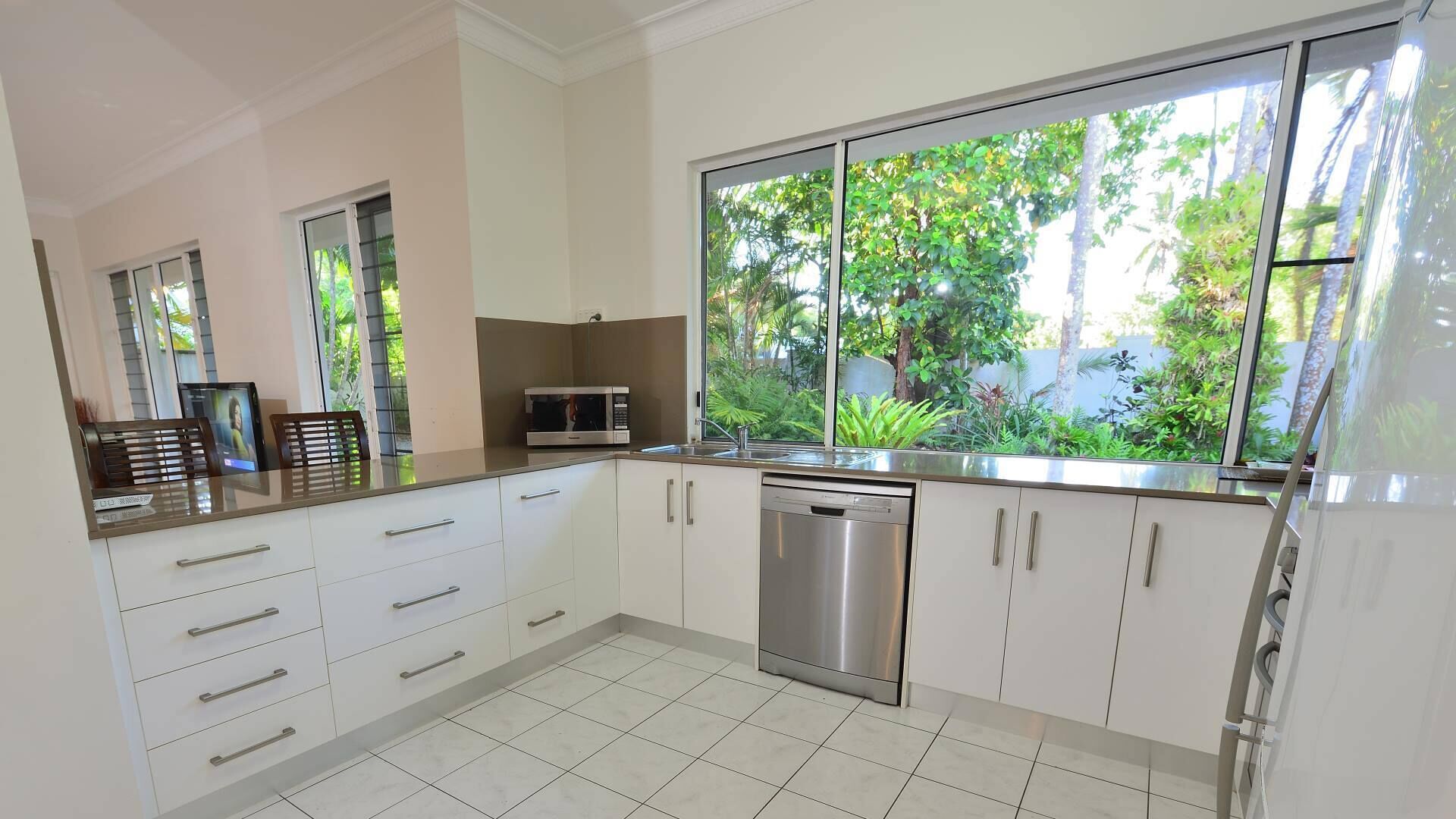 Spacious 4 Bedroom Family Home- a Stones Throw From 4 Mile Beach
