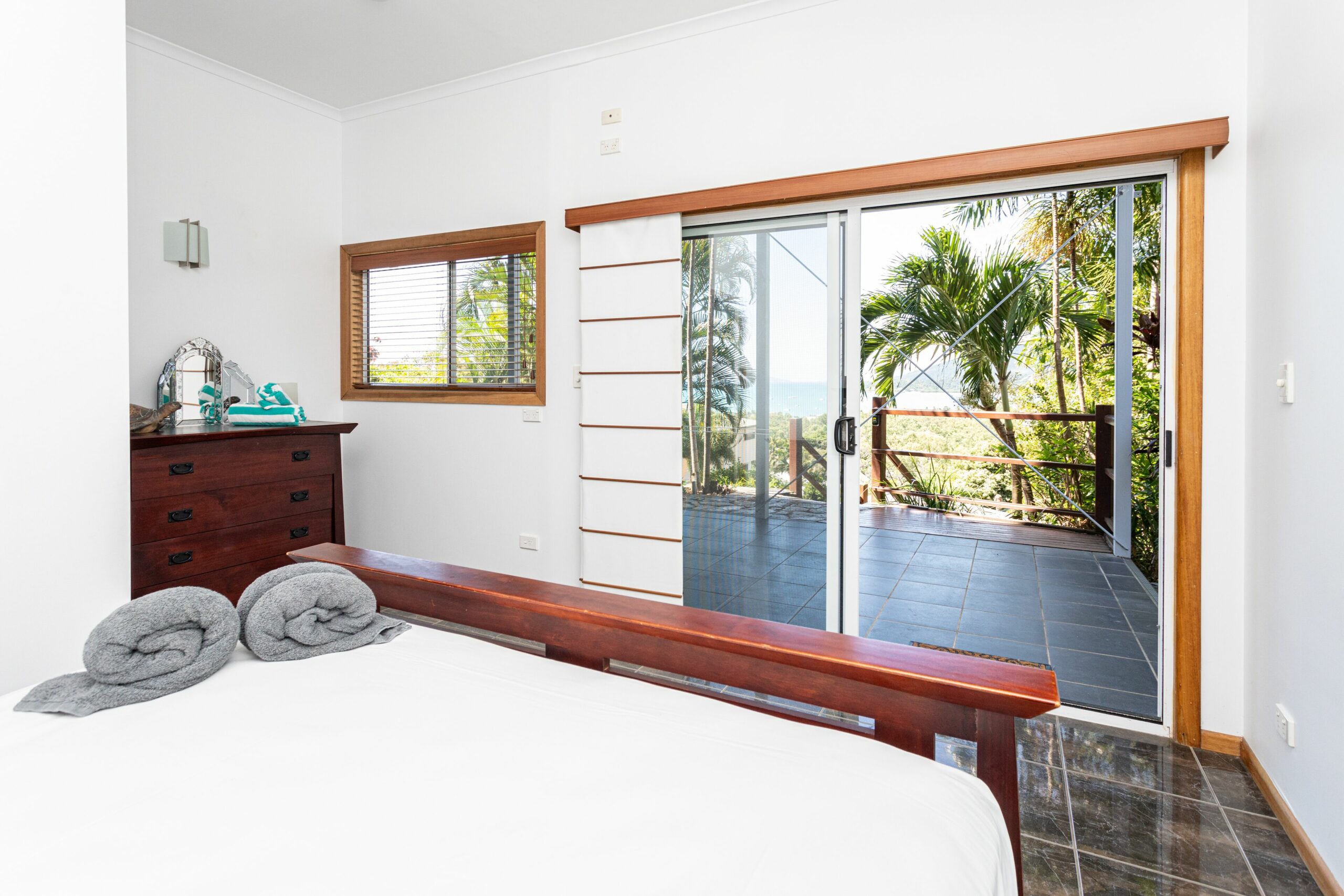 Panoramic views, central Airlie beach, short Stroll to the beaches & village