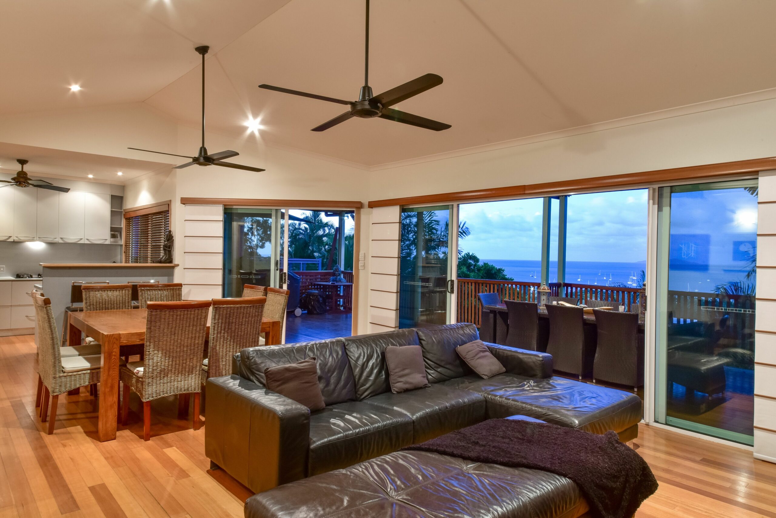 Panoramic views, central Airlie beach, short Stroll to the beaches & village