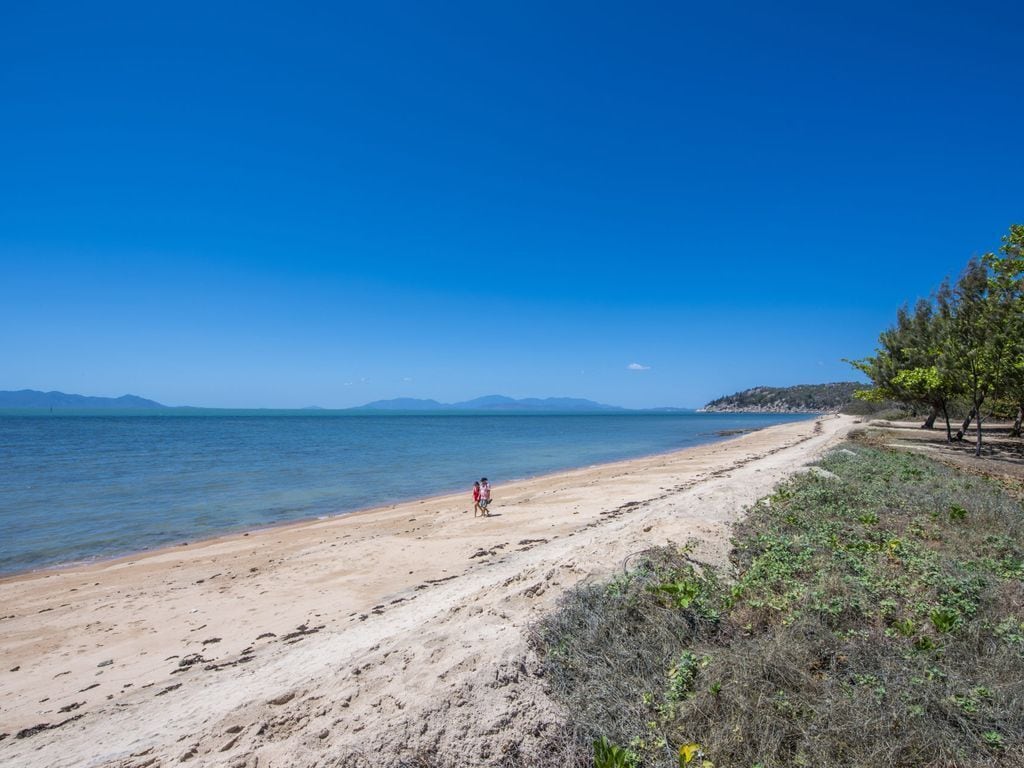 Sandy Decks - Nelly Bay, QLD