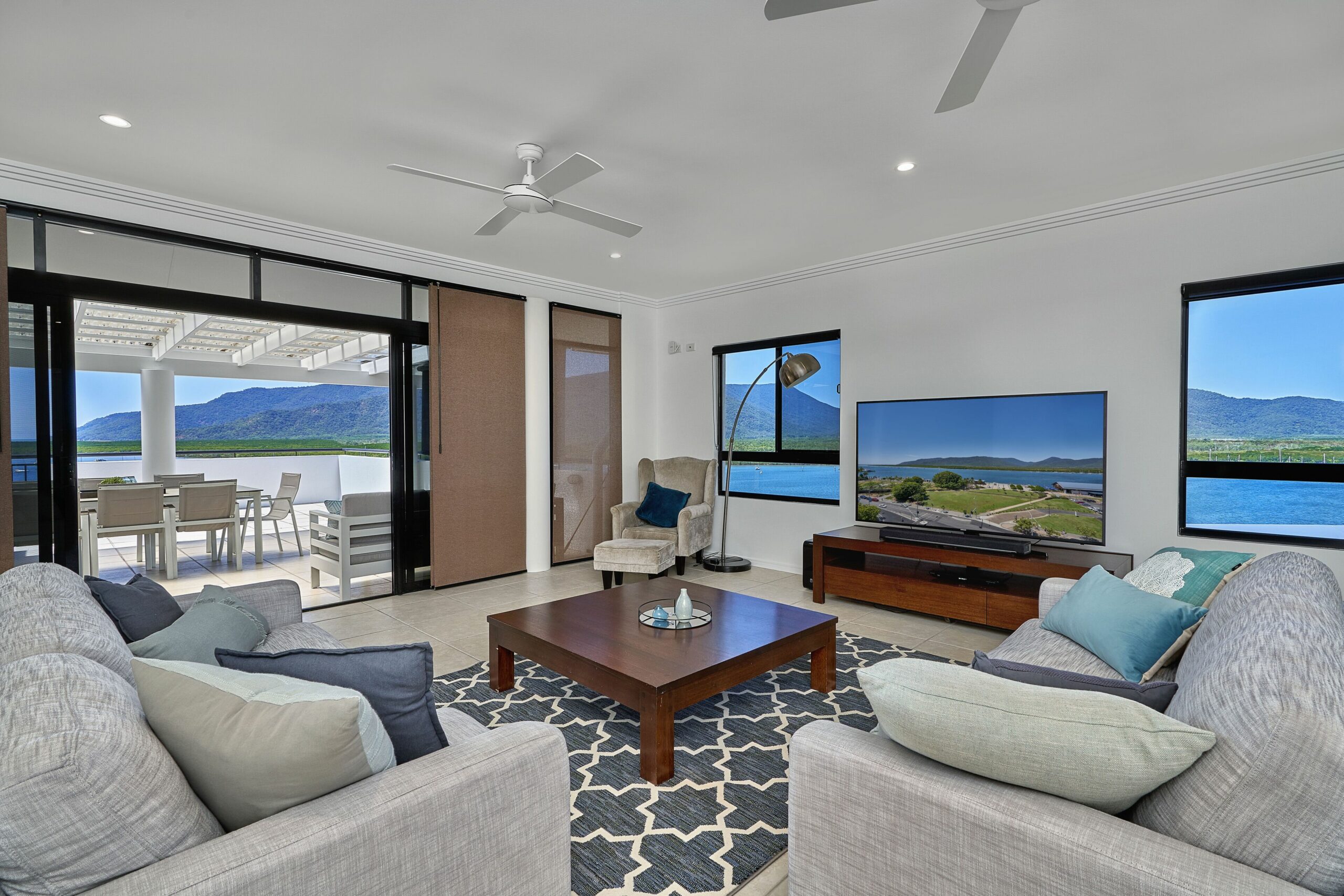 Luxury Cairns Penthouse Apt Ocean Views