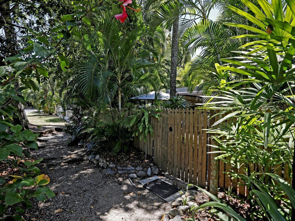 Rare! Modern Unit w/ Private Fenced Garden Close to The Beach PC5