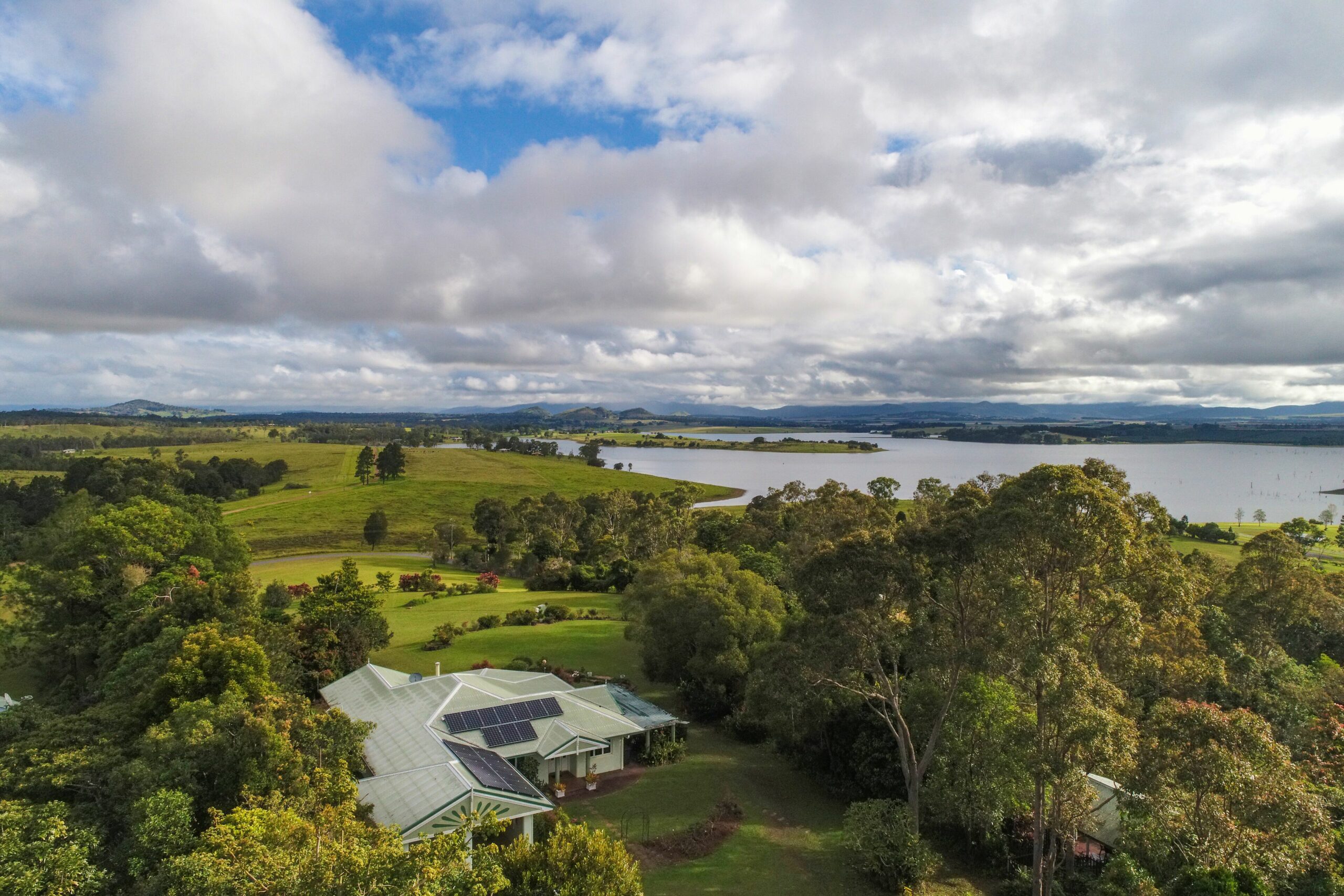 Overlooking Lake Tinaroo, perfect for family’s,  water sking,  a break away.