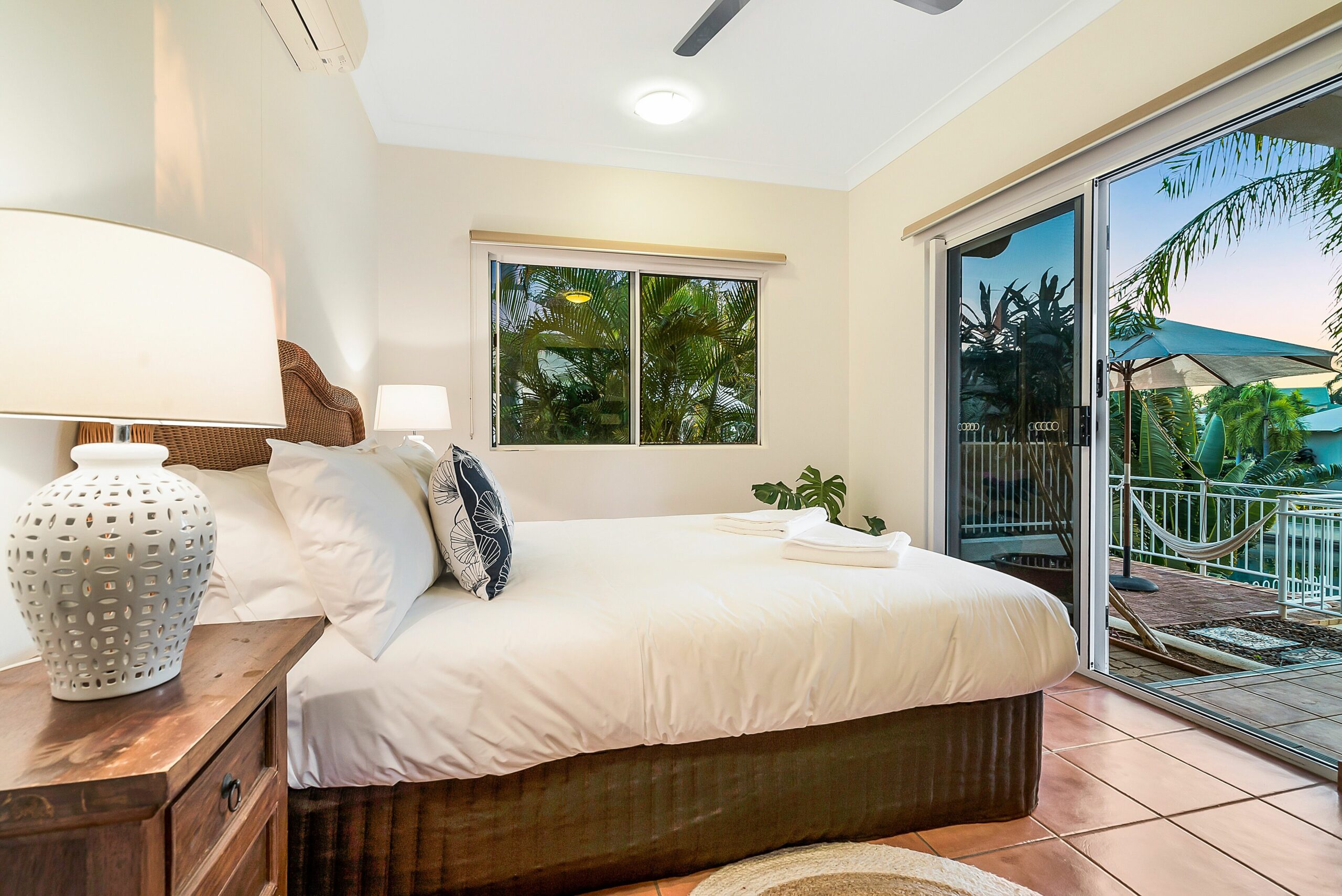 LARRAKEYAH PALMS — Darwin luxury on Cullen Bay Marina with Pool