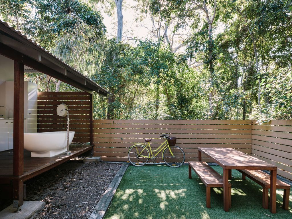 The Little Bush Hut - Nelly Bay, QLD