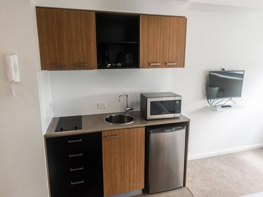 Walking Distance to CBD Studio With Kitchen