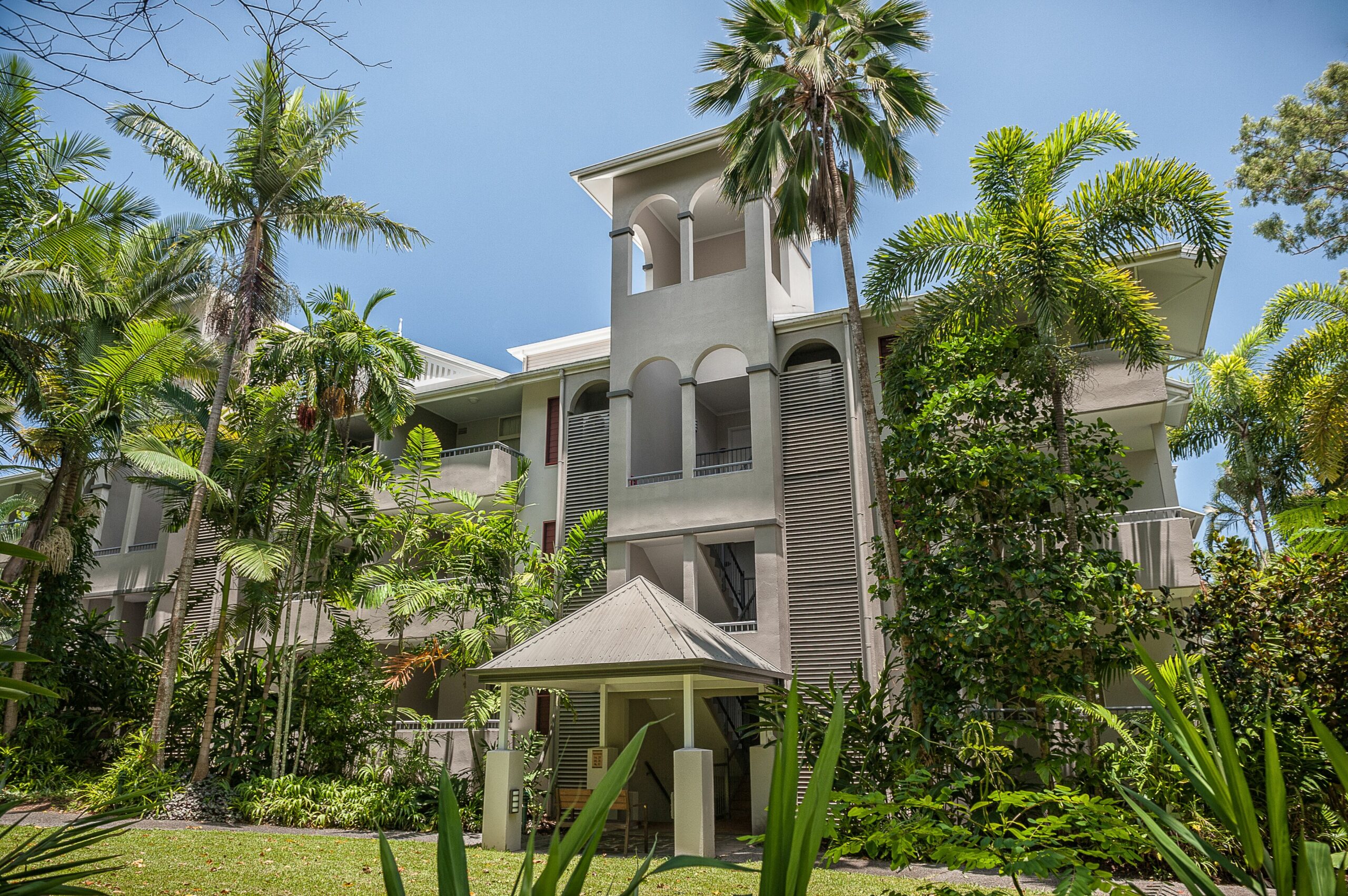 Large  self contained 1 bedroom apartments set in  2.5 acres of tropical gardens