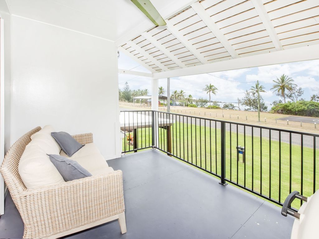 "the Retreat" - Upstairs - Grasstree Beachfront Shacks