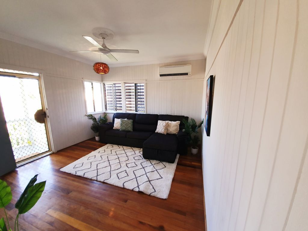 Walk to the Airport 3 Bedroom Home With Netflix Self Check in